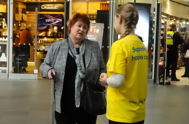 A member of Hospice UK staff talking to a member of the public